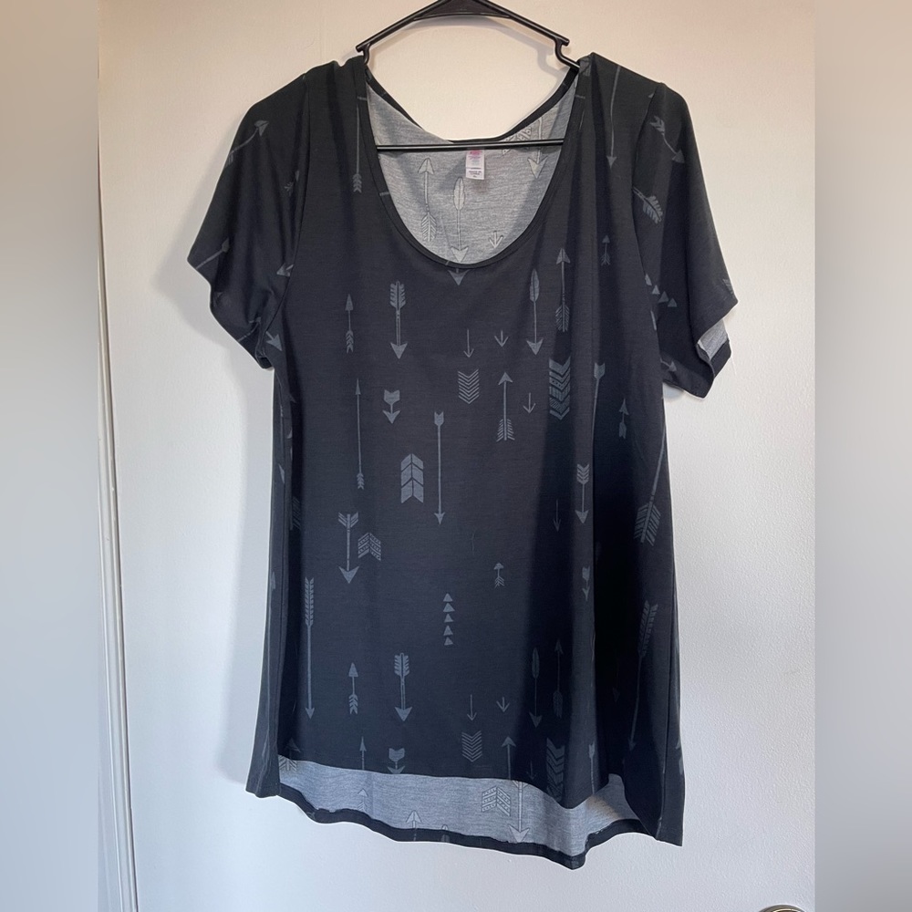 Black/grey arrow tshirt
